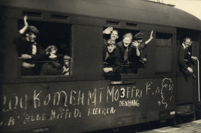 97666 Afbeelding van de terugkeer in een trein van de naar Duitsland weggevoerde arbeiders op het Centraal Station ...
